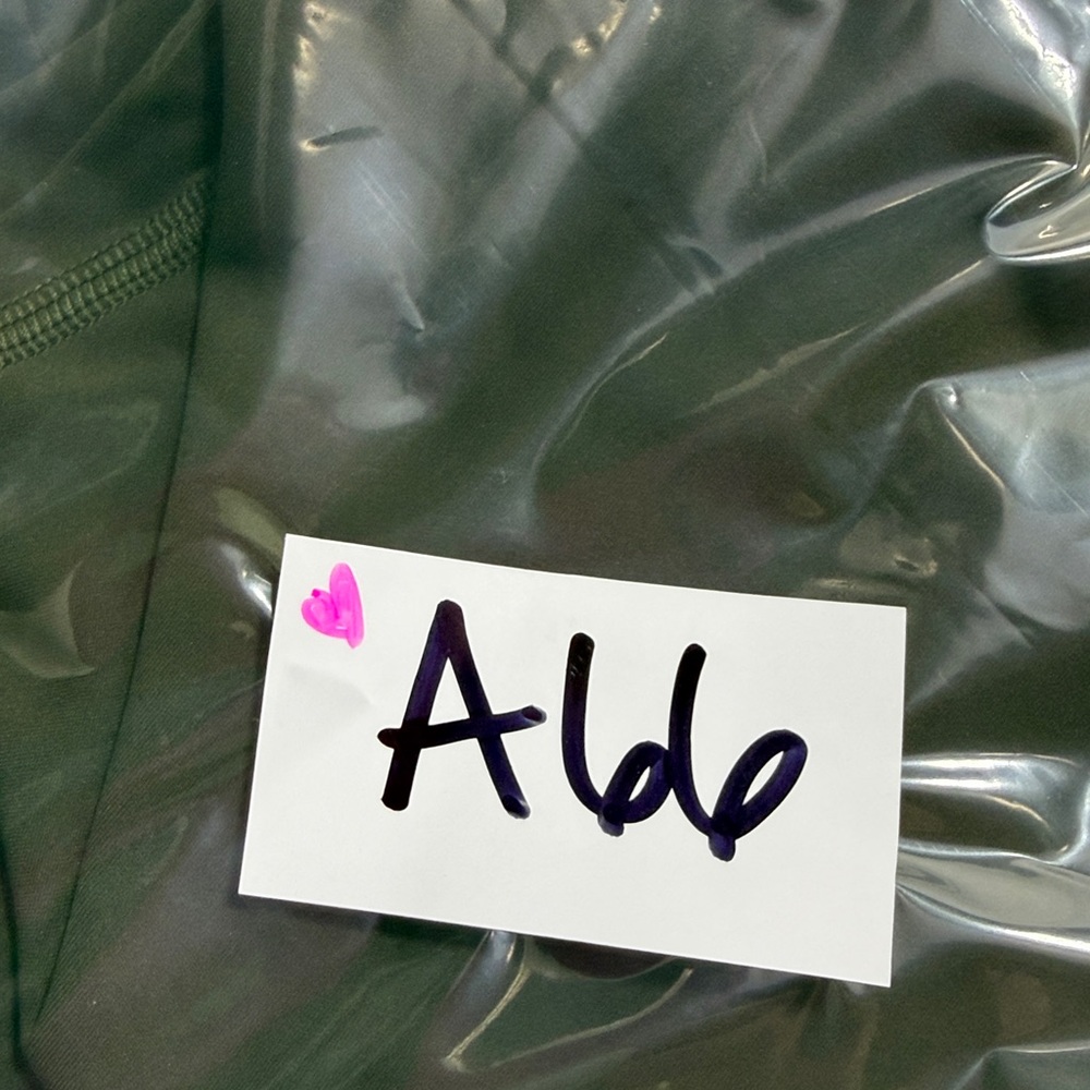 Lululemon olive green leggings size 6 - Picture 10 of 10